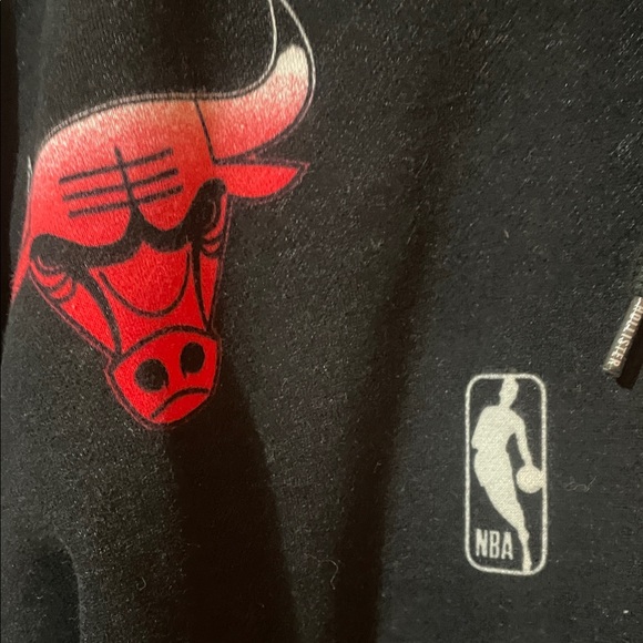 Hollister Black Hoodie with Red NBA Team Logo - oversized fit - Picture 2 of 7